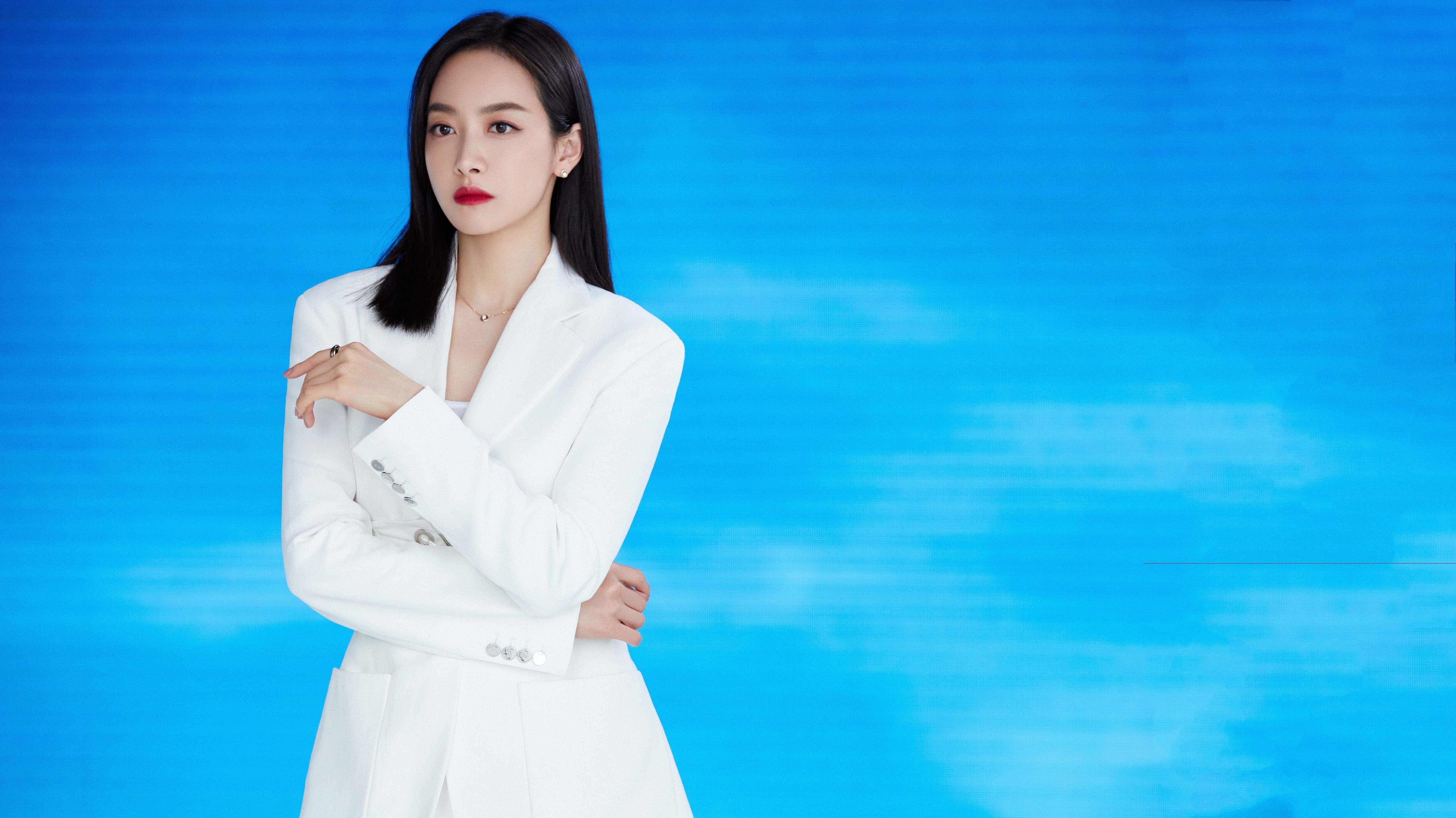 绿茵场惊现三分雨？跨界狂想，新疆铁骑踏破北岸花园，库里足球魔法颠覆英超王座！