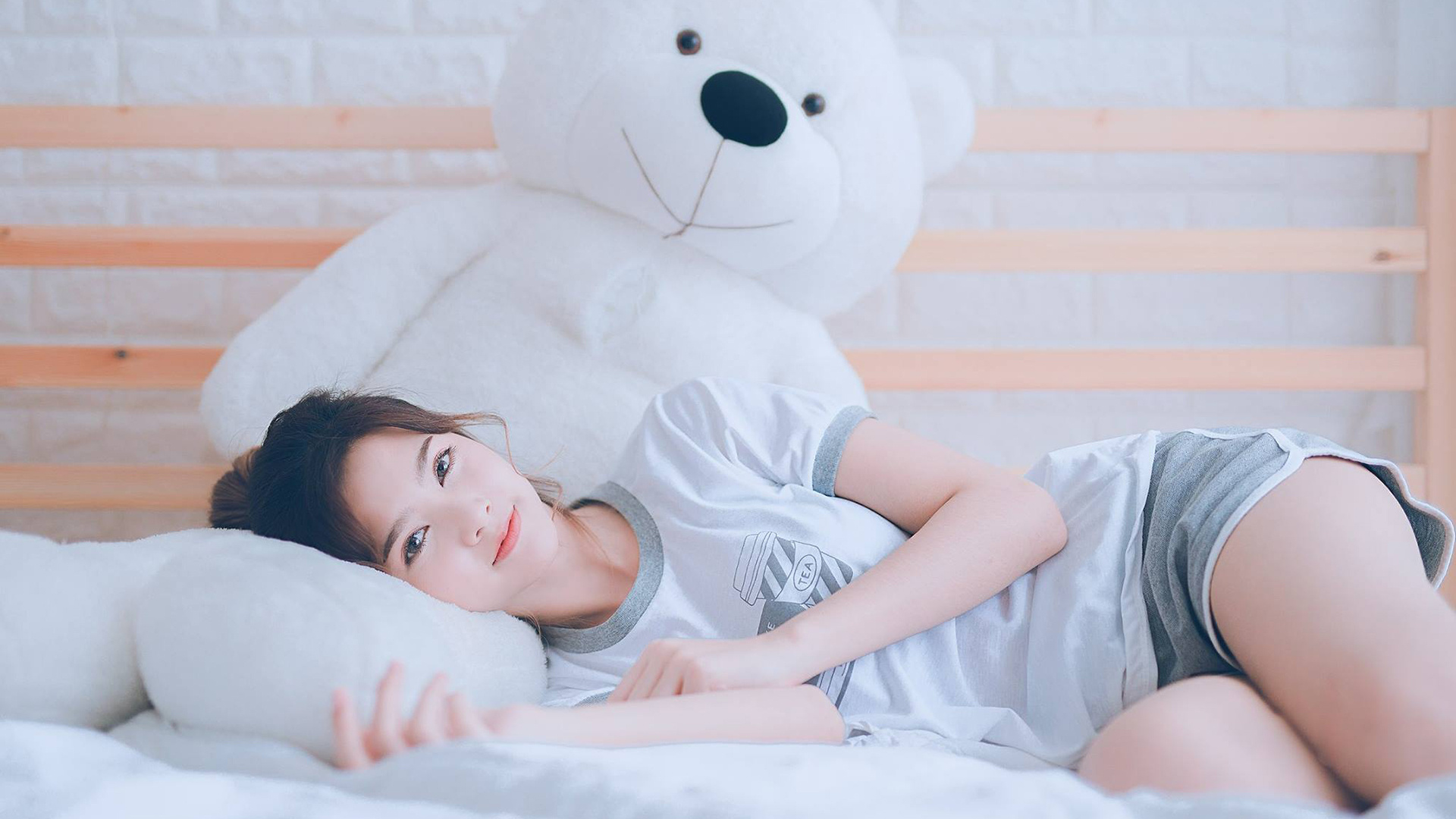 德甲争冠战白热化，希腊轻取冰岛展现实力，足球世界的双重焦点